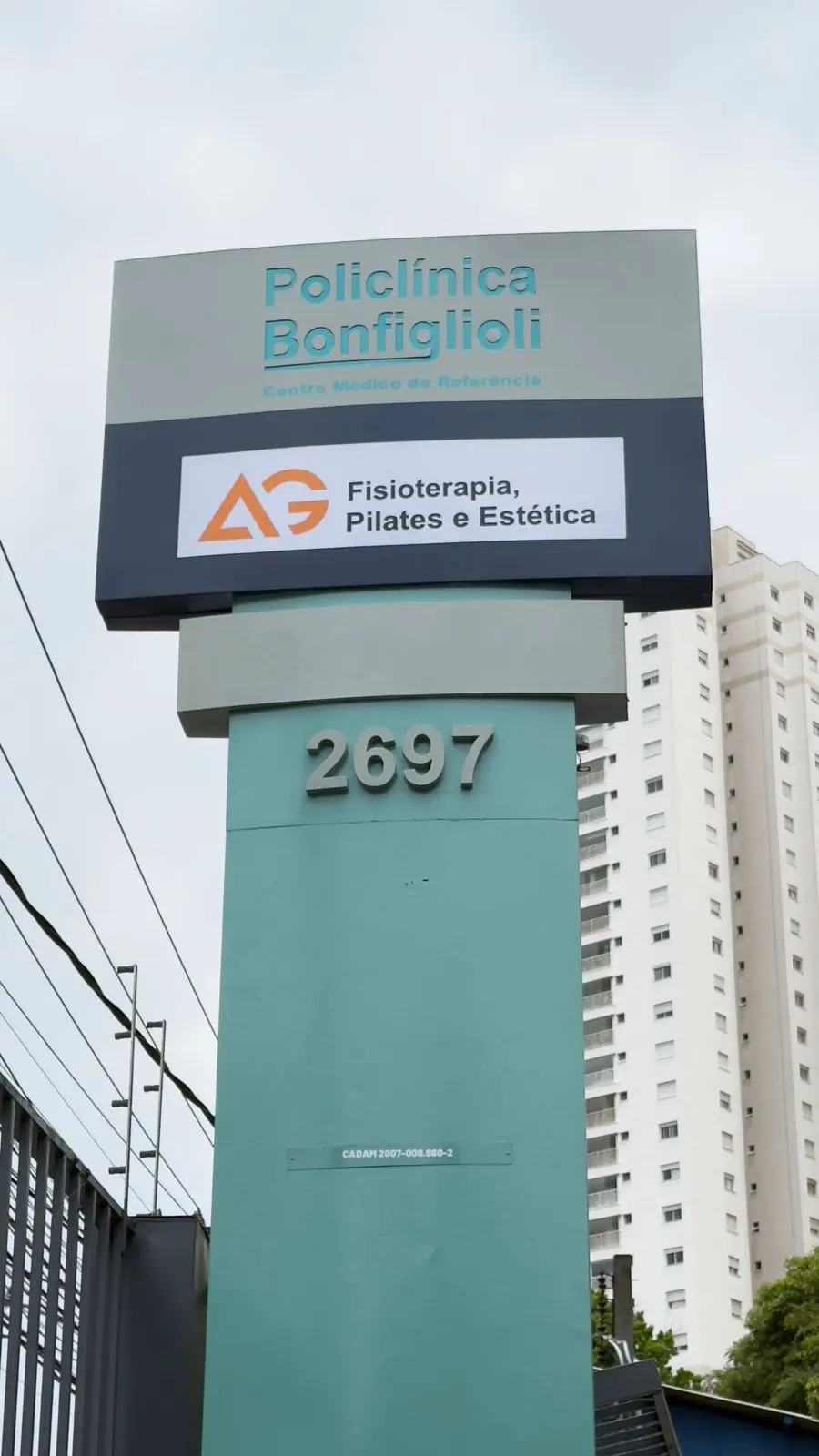 Totem de localização da Clínica Aline Gebara — Butantã, São Paulo